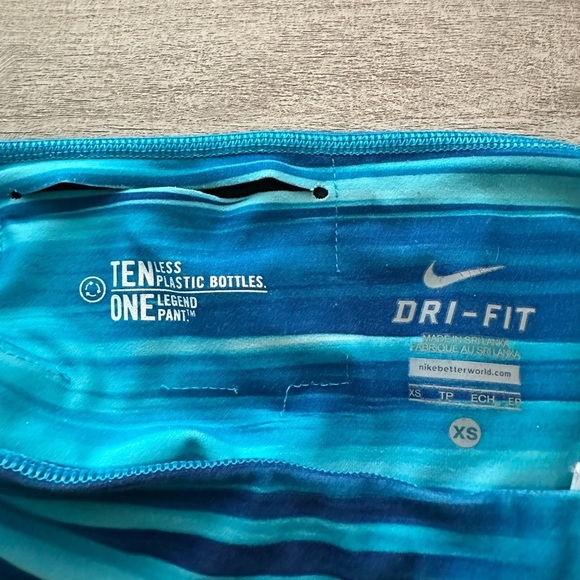 Nike Womens Legend Light Fit Swift Print Capri Leggings Turquoise Blue Green XS - Picture 3 of 5